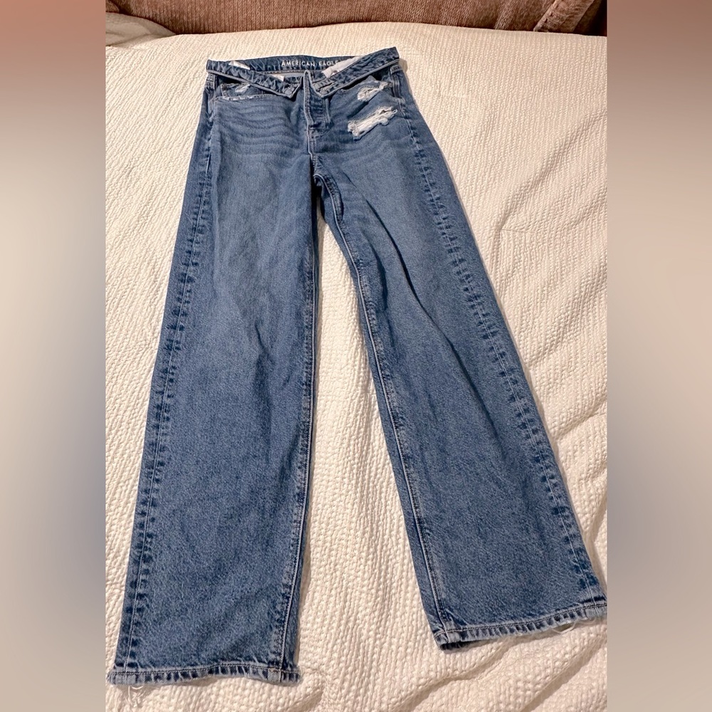 American Eagle fold over waist baggy jeans! Size in a size 6! Mid-high waisted!